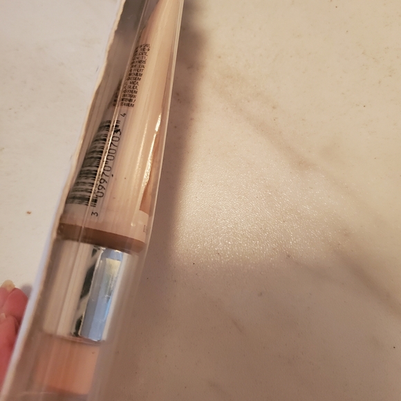 Revlon Candid Foundation - Picture 5 of 6